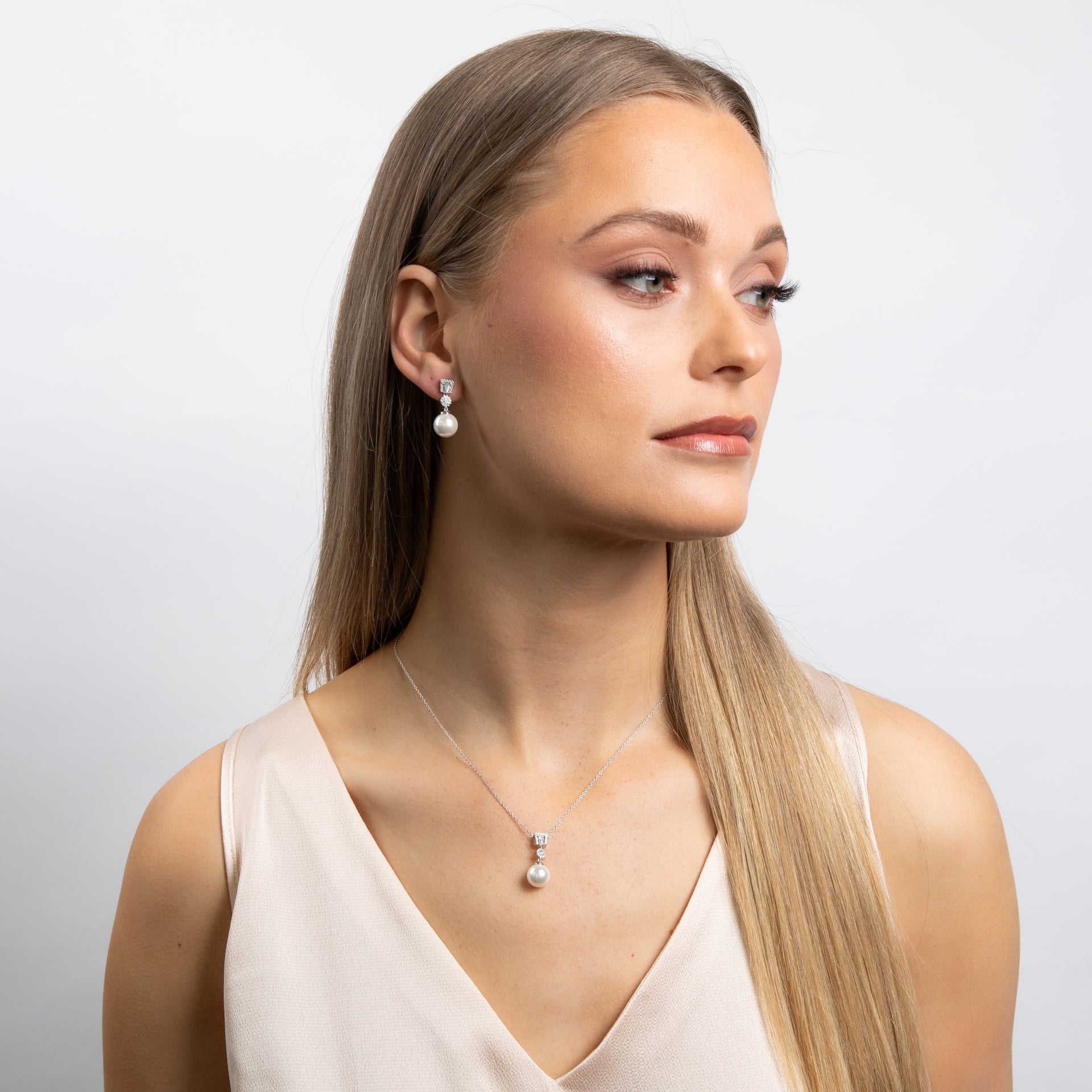 Muschelperlen-Tropfenanhänger aus Silber mit Zirkonia