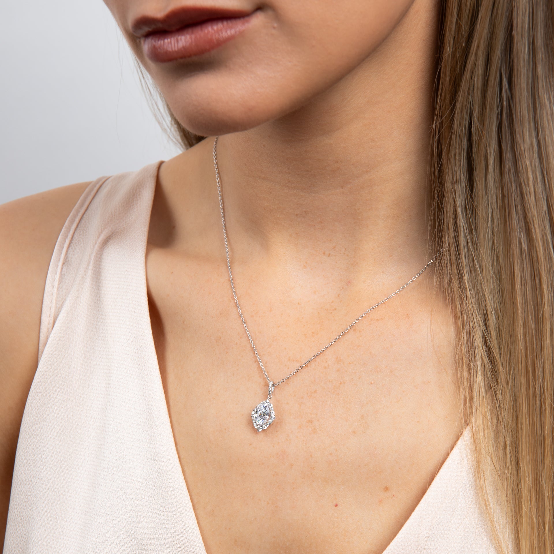 Ovaler Cluster-Anhänger aus Silber mit Zirkonia