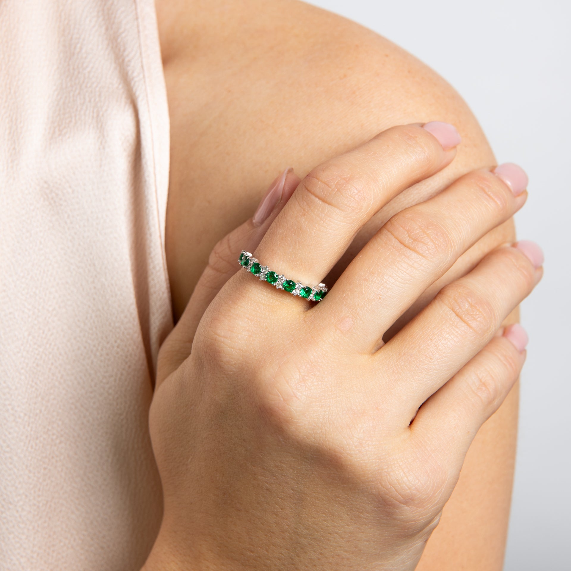 Edler Silberring mit grünen und weißen Zirkonia